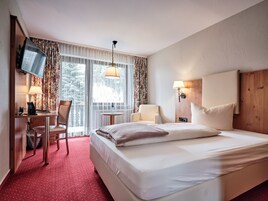 Comfort Single Room | Hypo-allergenic bedding, in-room safe, desk, laptop workspace