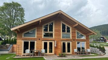 Family Cabin | Hypo-allergenic bedding, in-room safe, desk, laptop workspace