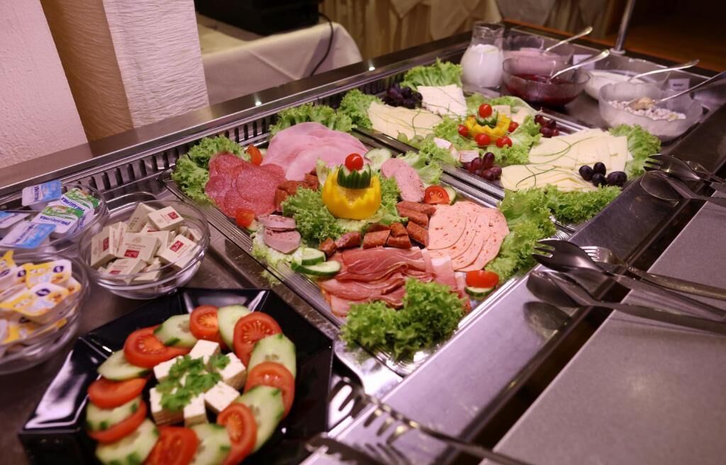 Ein Buffet mit verschiedenen Fleisch-, Käse- und Salatsorten.