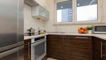 Microwave, dishwasher, cookware/dishes/utensils