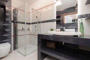 Shower, towels - ?ukowska Warsaw by Renters (Warsaw)