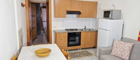 Frigorifero, microonde, forno, piano cottura