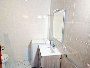 Shower, hair dryer, bidet, towels - Lumier Villasimius (Villasimius)