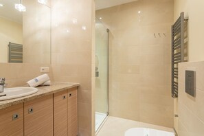 Dusche, Haartrockner, Handtücher, Seife