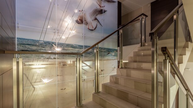 A modern interior with a glass staircase leading to a balcony with a sea view. - Vacation apartment by the sea, vacation on the island of Usedom, apartment BALTYCKA 6 (Swinoujscie)
