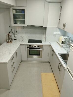 Kühlschrank, Ofen, Wasserkocher mit Kaffee-/Teezubehör, Wasserkocher