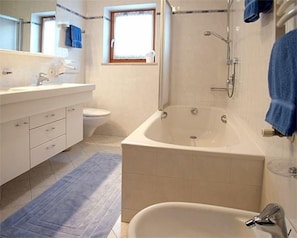 Vasca, asciugacapelli, bidet, asciugamani
