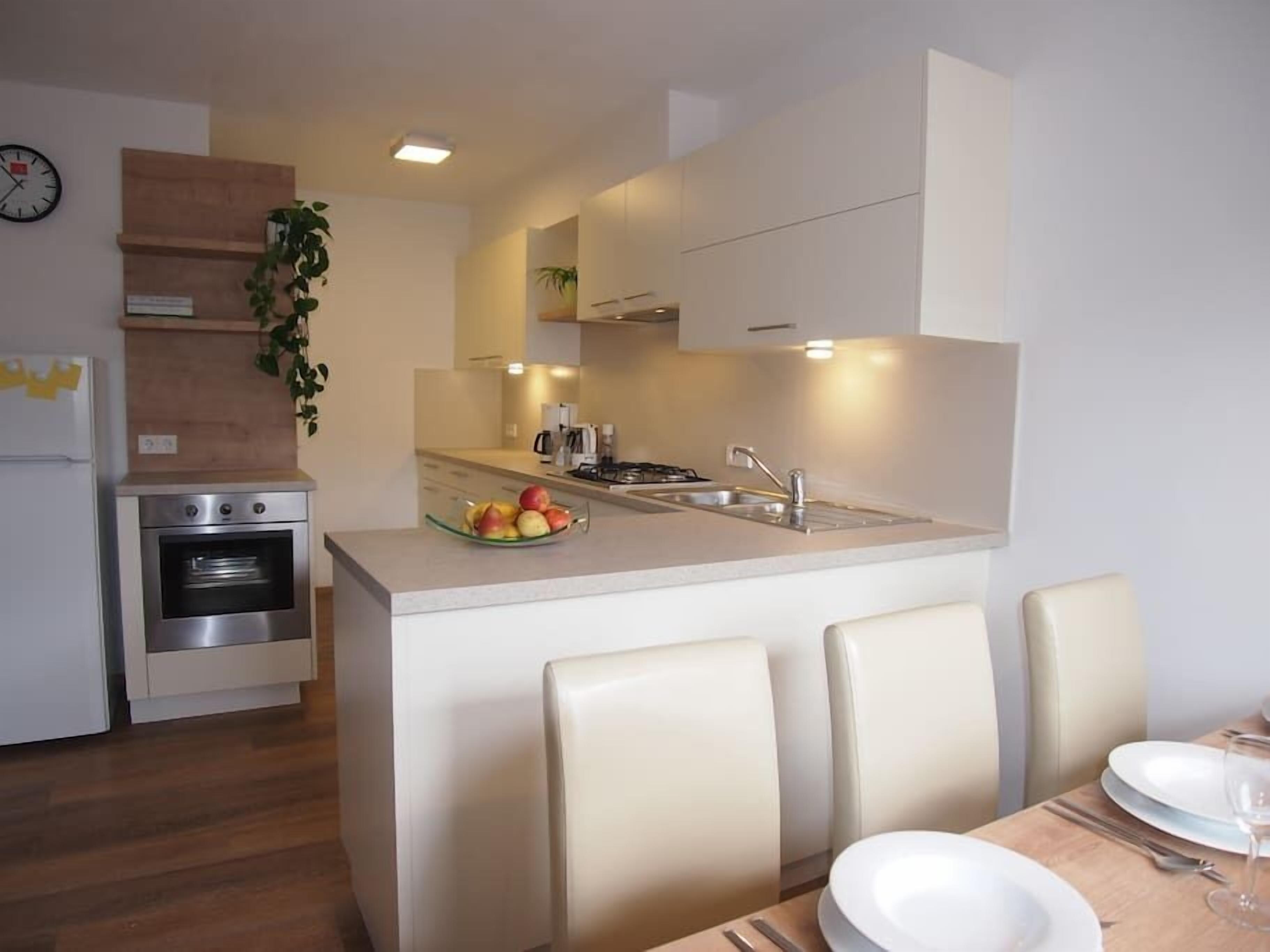 Fridge, oven, stovetop, dishwasher