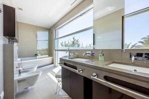 Dusche, Bidet, Handtücher