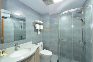 Une salle de bain moderne avec une douche à parois de verre, un lavabo et des toilettes.