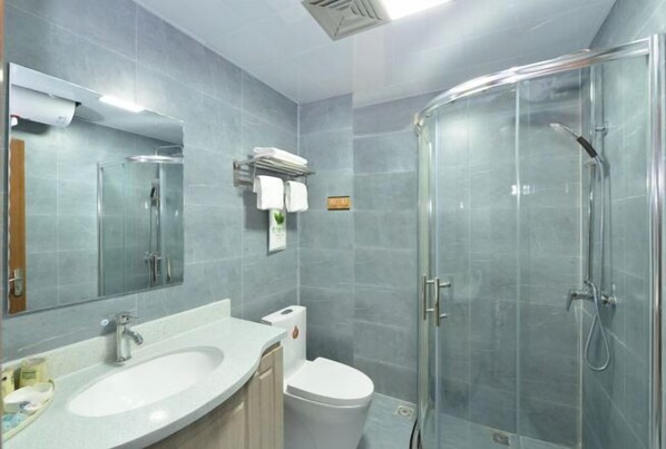 Une salle de bain moderne avec une douche à parois de verre, un lavabo et des toilettes.