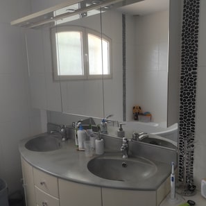 Douche, sèche-cheveux, serviettes fournies, papier toilette