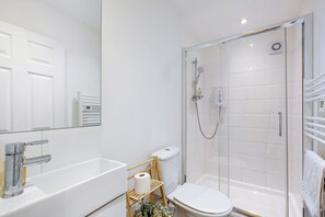 Shower, rainfall showerhead, towels - Apartment King House Hayes (Hayes)