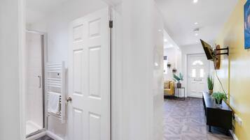 Basic Apartment, 1 Bedroom | Bathroom | Shower, rainfall showerhead, towels