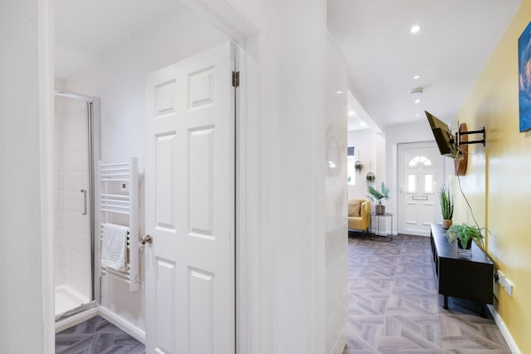 Basic Apartment, 1 Bedroom | Bathroom | Shower, rainfall showerhead, towels - Apartment King House Hayes (Hayes)