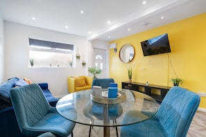 Basic Apartment, 1 Bedroom | Living area | 42-inch Smart TV with satellite channels, TV, Netflix - Apartment King House Hayes (Hayes)