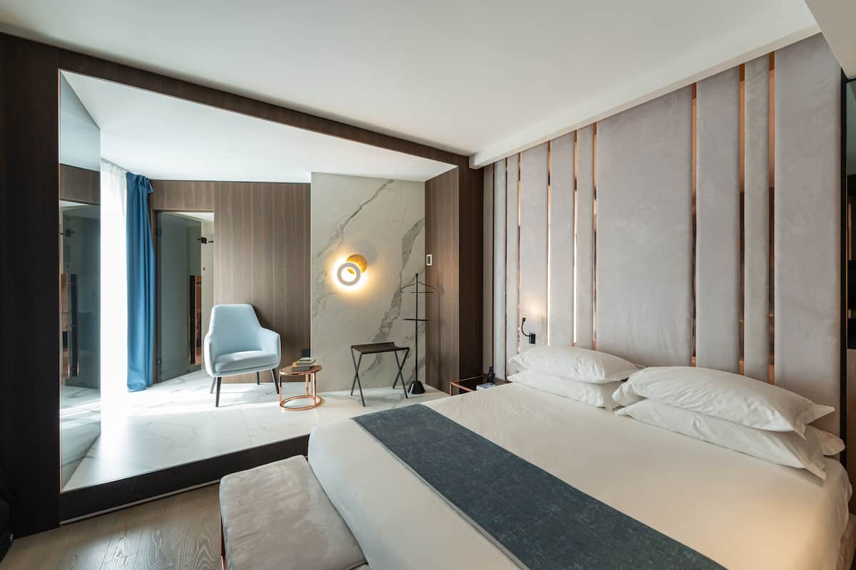 Deluxe Room | 1 bedroom, premium bedding, minibar, in-room safe