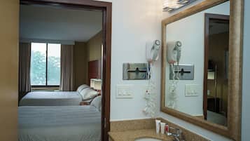 Suite empresarial | Baño | Tina con regadera, secadora de cabello, toallas, jabón