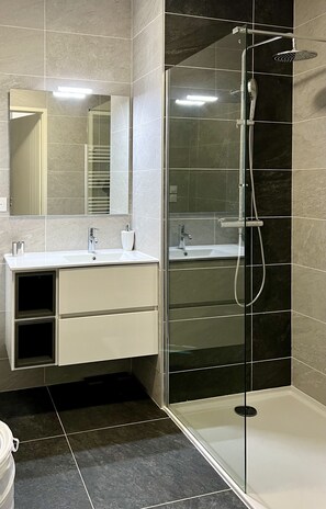 Een douche, een haardroger, handdoeken, zeep