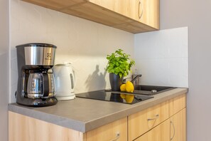 Kjøleskap, kokeplater, kaffetrakter/tekoker og vannkoker