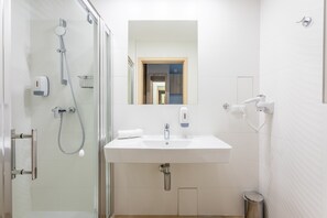 Dusj, hårføner, håndklær og såpe