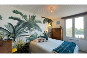 4 soverom, skrivebord, strykejern/-brett og reiseseng for barn