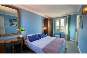 4 soverom, skrivebord, strykejern/-brett og reiseseng for barn