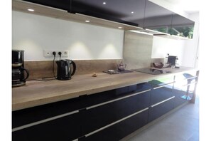 Kjøleskap, mikrobølgeovn, ovn og kokeplater