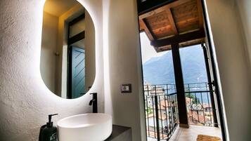 Panoramic Apartment | Bathroom | Shower, rainfall showerhead, hair dryer, bidet