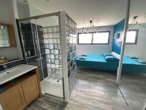 4 bedrooms, desk, free WiFi