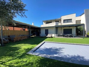 Outdoor dining - Villa with swimming pool in Narbonne (Narbonne)