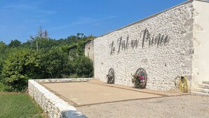 En byggnad av sten med en skylt som visar texten "Le Fort au Prince".