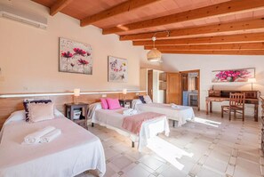 4 soverom, strykejern/-brett, wi-fi (inkludert) og sengetøy