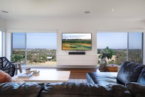 TV - Skyfall @Fingal - Perfect Spot for a Golfing Holiday with Your Pet (Fingal)