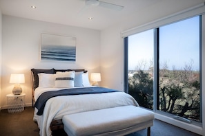 3 bedrooms, iron/ironing board, Internet, bed sheets - Skyfall @Fingal - Perfect Spot for a Golfing Holiday with Your Pet (Fingal)