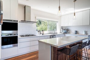 Fridge, microwave, oven, stovetop - Skyfall @Fingal - Perfect Spot for a Golfing Holiday with Your Pet (Fingal)