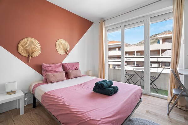 3 bedrooms, desk, iron/ironing board, travel cot