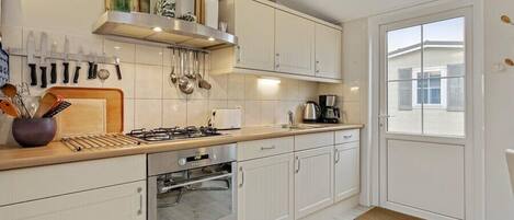 Fridge, oven, stovetop, coffee/tea maker