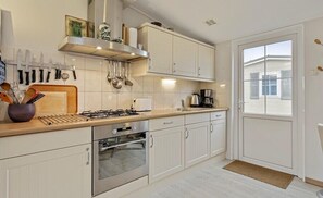 Een koelkast, een oven, een kookplaat, een koffiezetapparaat/waterkoker