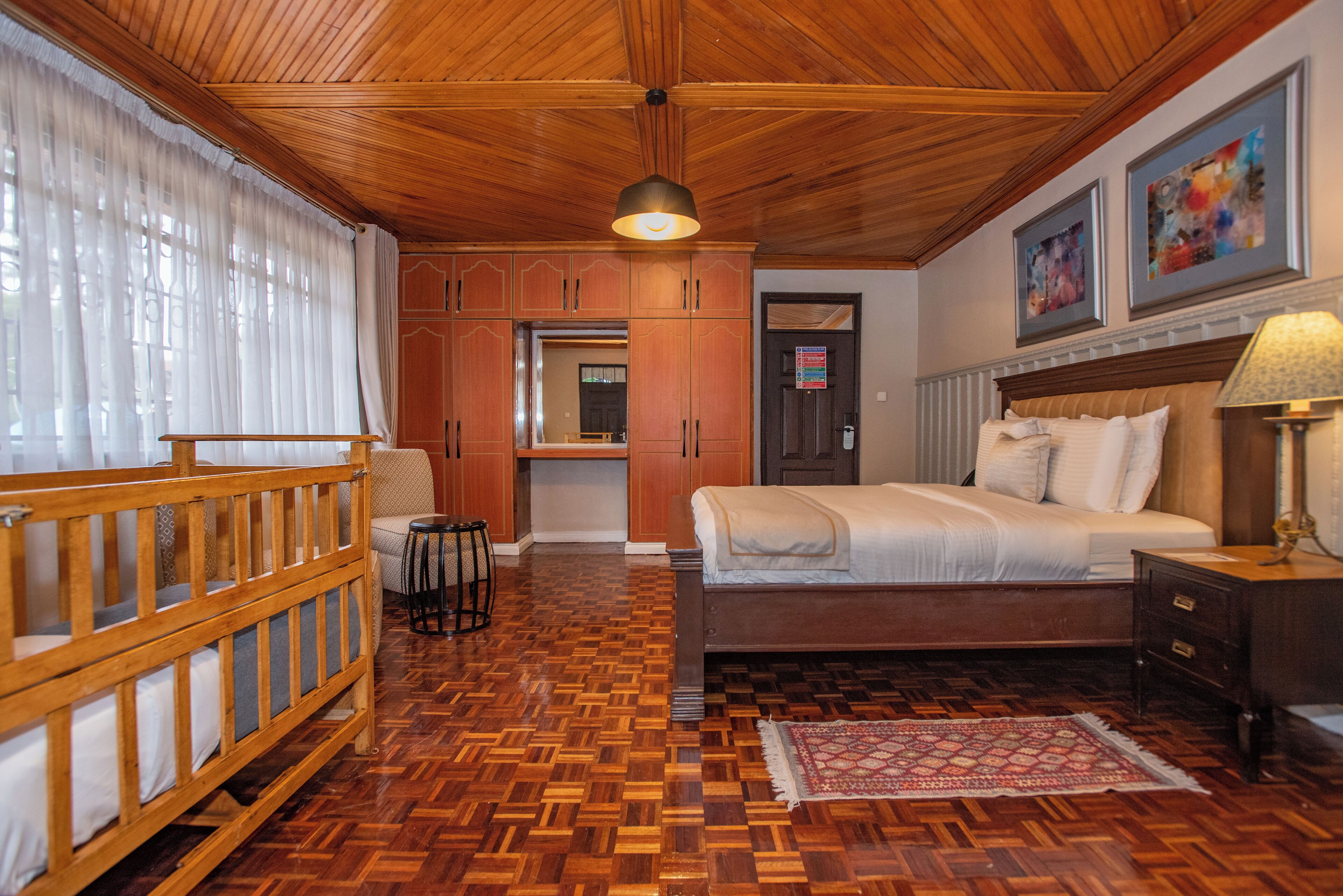 Zimmersafe, Schreibtisch, Bügeleisen/Bügelbrett, kostenloses WLAN