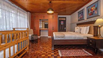 Caja de seguridad en la habitación y escritorio