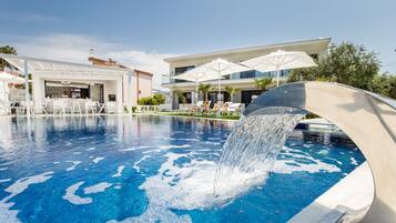 Kolam renang outdoor musiman