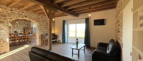 Flatscreentelevisie en een open haard