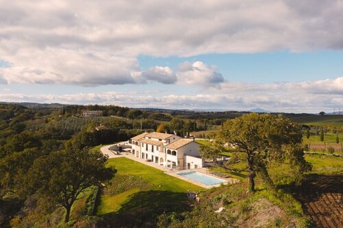 Sassinoro, Luxury Villa with SPA and pool