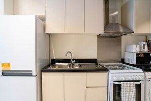 Studio Design | Cuisine privée | Réfrigérateur, four à micro-ondes, un four, surface de cuisson