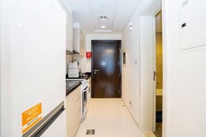 Design Studio | Private kitchen | Fridge, microwave, oven, stovetop - Tanin - Incredible City Vista From Balcony of Fancy Studio (Dubai)