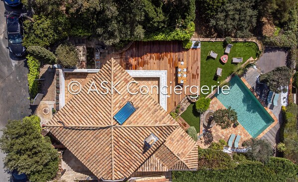 An aerial view of a property with a swimming pool, outdoor seating area, and a covered patio. - VILLA L'ORANGER (La Croix-Valmer)