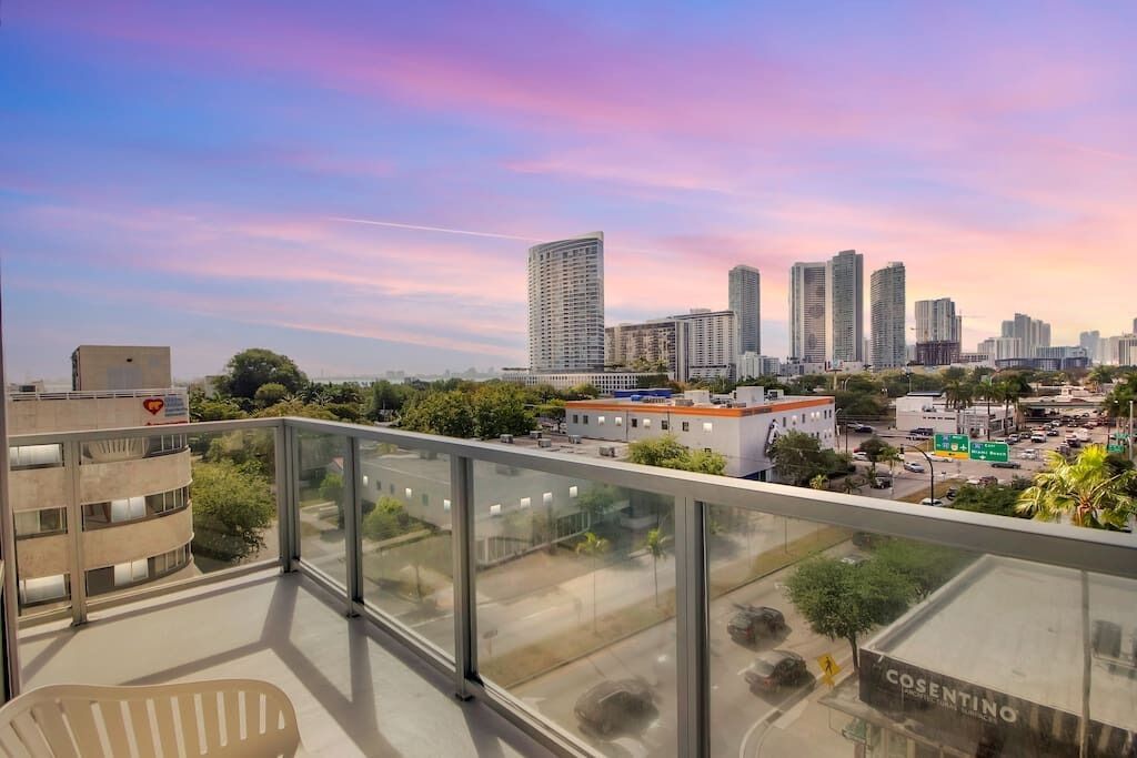 Brand-new Huge unit with pool and free parking