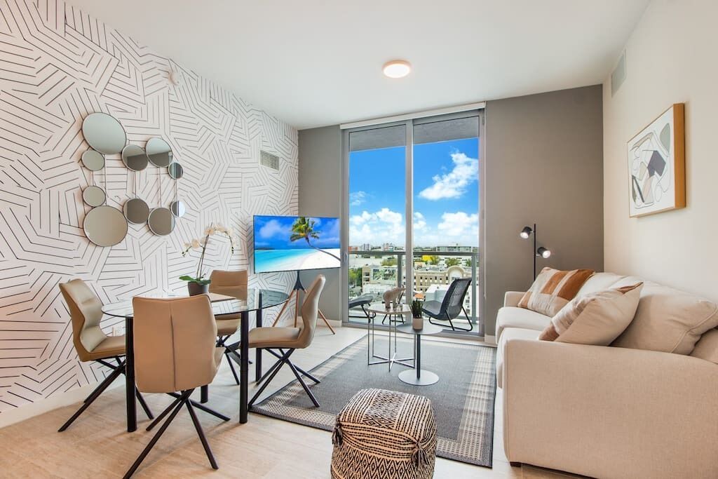 Lovely 2 bedroom condo with pool/parking