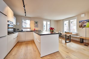 Réfrigérateur, four à micro-ondes, un four, surface de cuisson